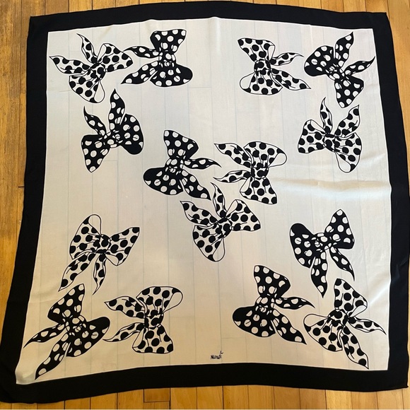 Mondi silk scarf 33 inches square in excellent condition. A rare find. - Picture 2 of 6